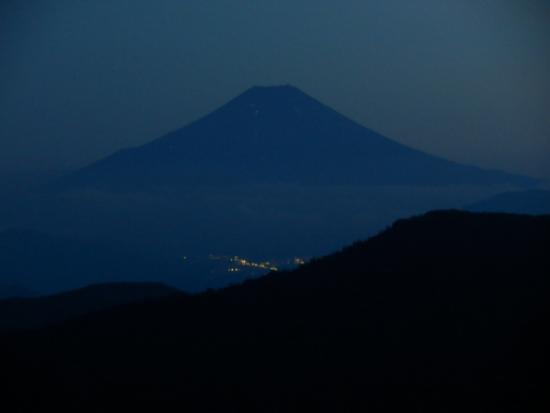 01奈良倉山から見た富士山(日没後)