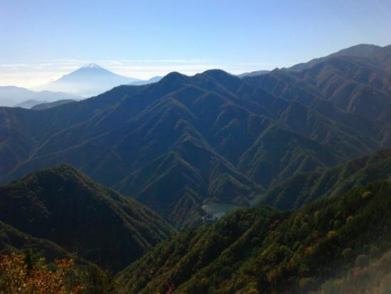 20141029奈良倉山から見た深城ダムと富士山
