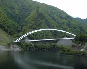 鹿鳴峡大橋の説明へ