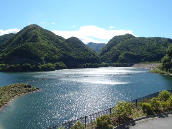 堤体から増富大橋側の湖面を撮影