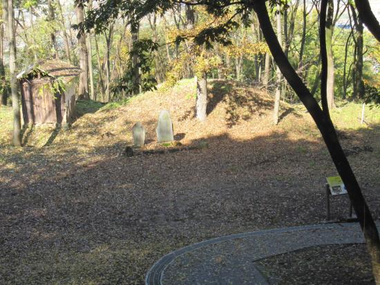 鍋弦塚と東山の碑