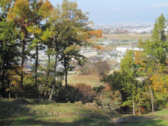 曽根丘陵中腹から見る丸山塚古墳