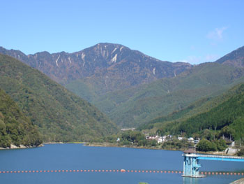 ダム堤頂部から上流側の夏景色