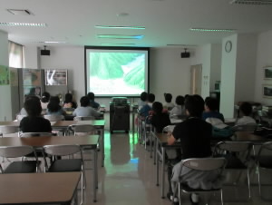 見学風景・ビデオ上映