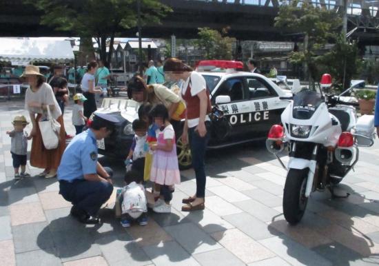 警察車両展示