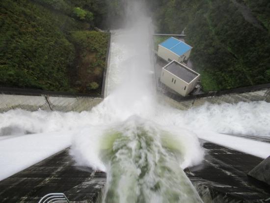 平成29年10月23日に撮影した非常用洪水吐きからの放流3