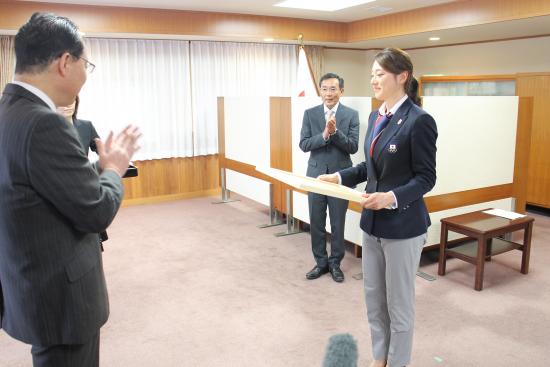 表彰状を受け取る菊池選手