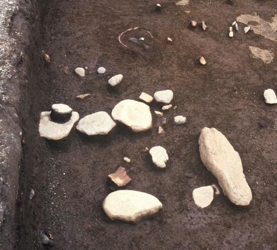 埋設状態の土器と配石