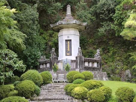 身延山久遠寺祖廟塔