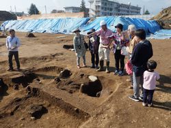 住居跡に残る炭化材