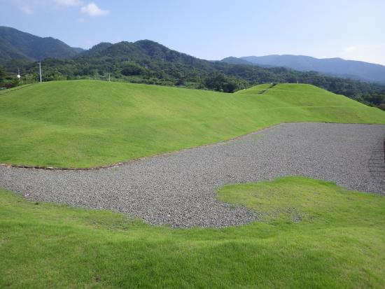 盆地側から見た古墳