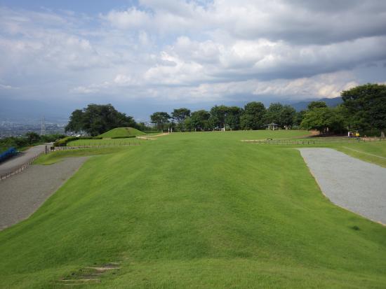 岡・銚子塚古墳から見た盃塚古墳