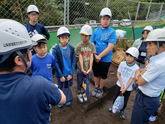 説明を聴く小学生のみなさん