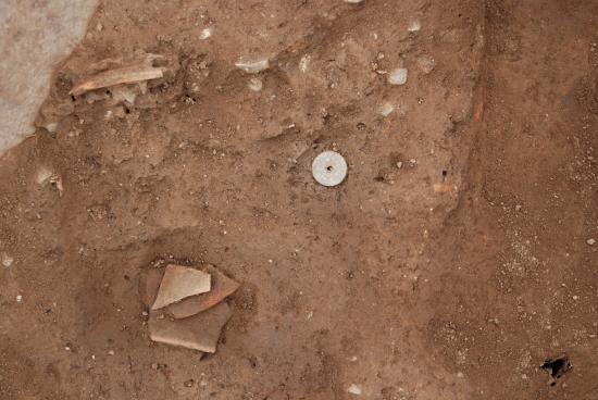 2号住居跡（調査区1）住居のカマドから出土した土器と銭