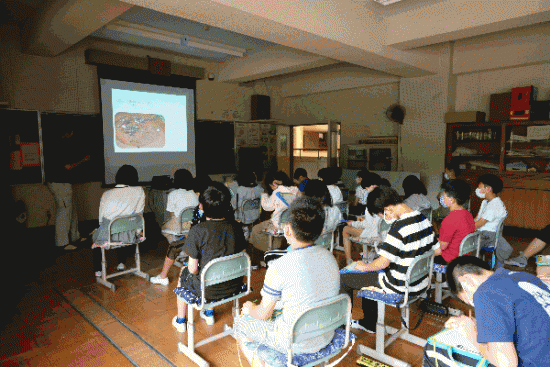 発掘現場の様子を学んでいます