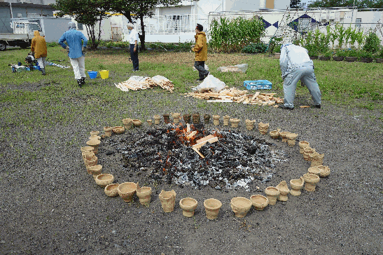 燠の周りの土器