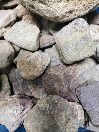 利根川から採取した石材