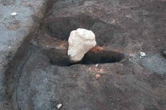 金山遺跡第1号竪穴建物跡角錐形の人頭大の巨礫