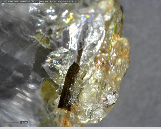 画像：前原遺跡出土・水晶製勾玉未製品の包含物