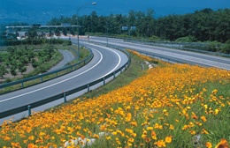 山梨県を東西に貫く中央自動車道